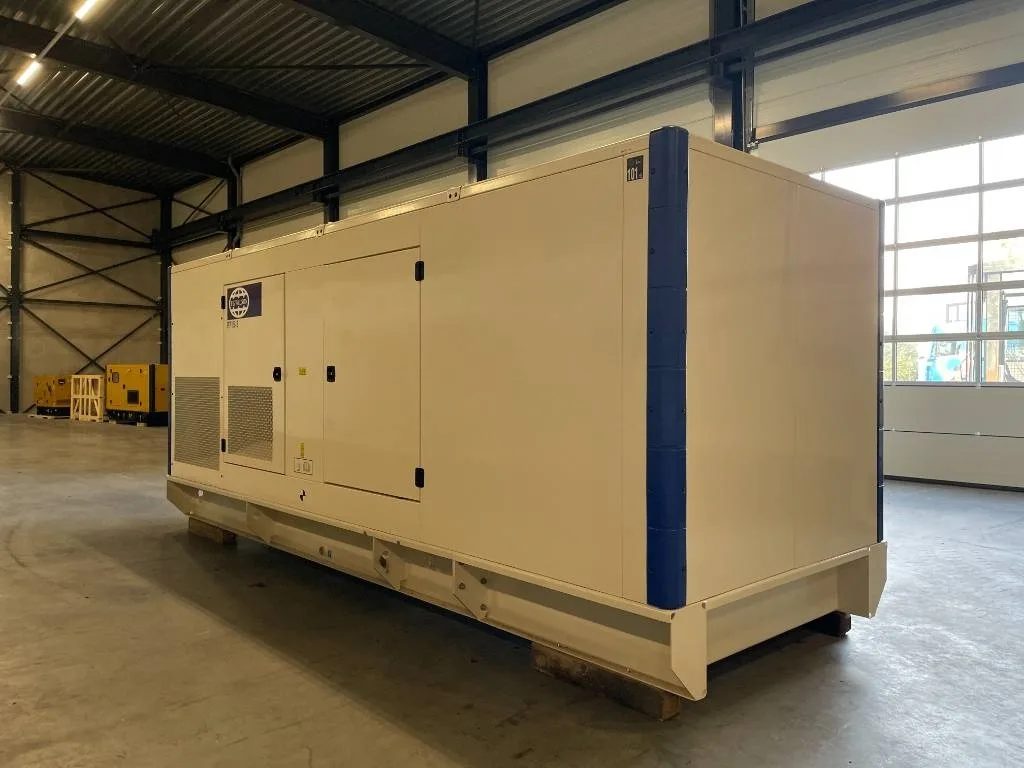 Groupe électrogène diesel FG Wilson 715 kVA triphasé – P715-3 — vue 3