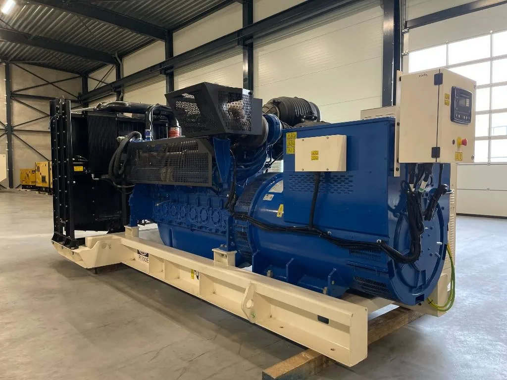 Groupe électrogène diesel FG Wilson 1 100 kVA triphasé – P1100-E1- 1.100 kVA Open Genset — vue 3